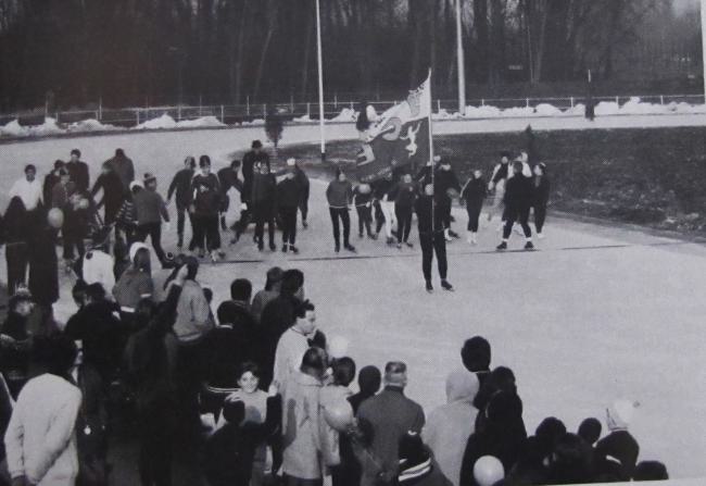 Piet Bartels draagt  de IJCE clubvlag bij de opening